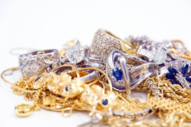 買取店で取り扱う貴金属とは?